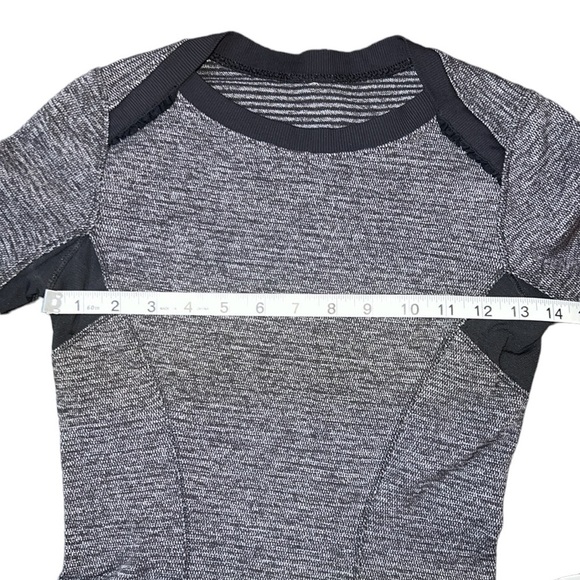 {EUC LuluLemon Base Runner Long Sleeve Top Mini Pique Heathered Black Size 4} - Picture 12 of 14